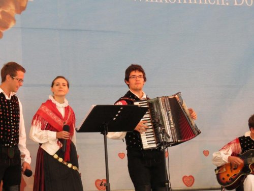 Harmonikaš Kerlcev Matej in pevka Manca